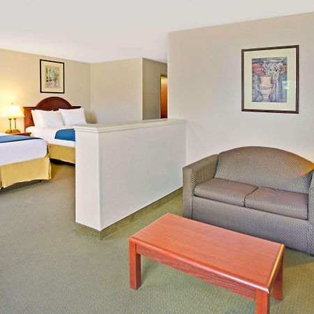 Days Inn & Suites By Wyndham Laurel Near Fort Meade Екстер'єр фото