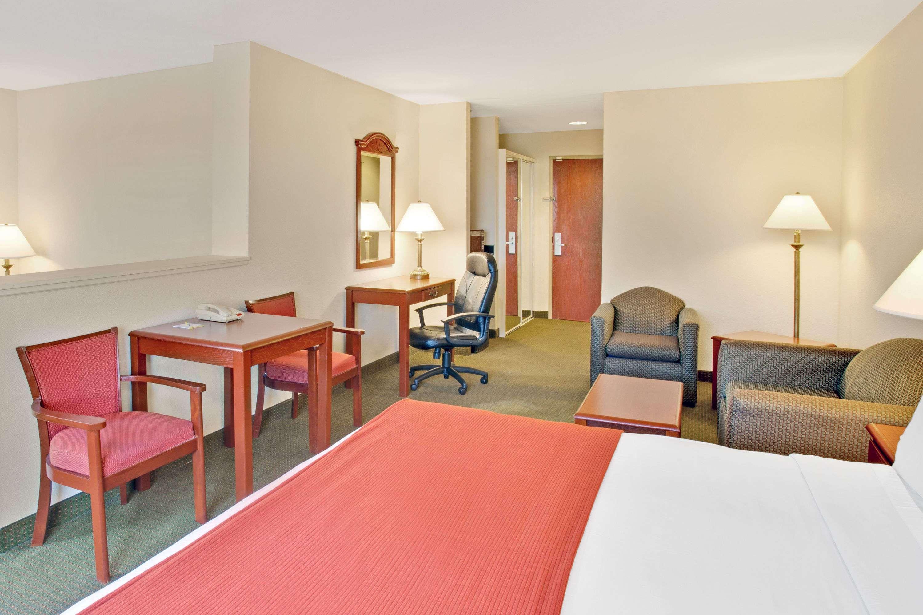 Days Inn & Suites By Wyndham Laurel Near Fort Meade Екстер'єр фото