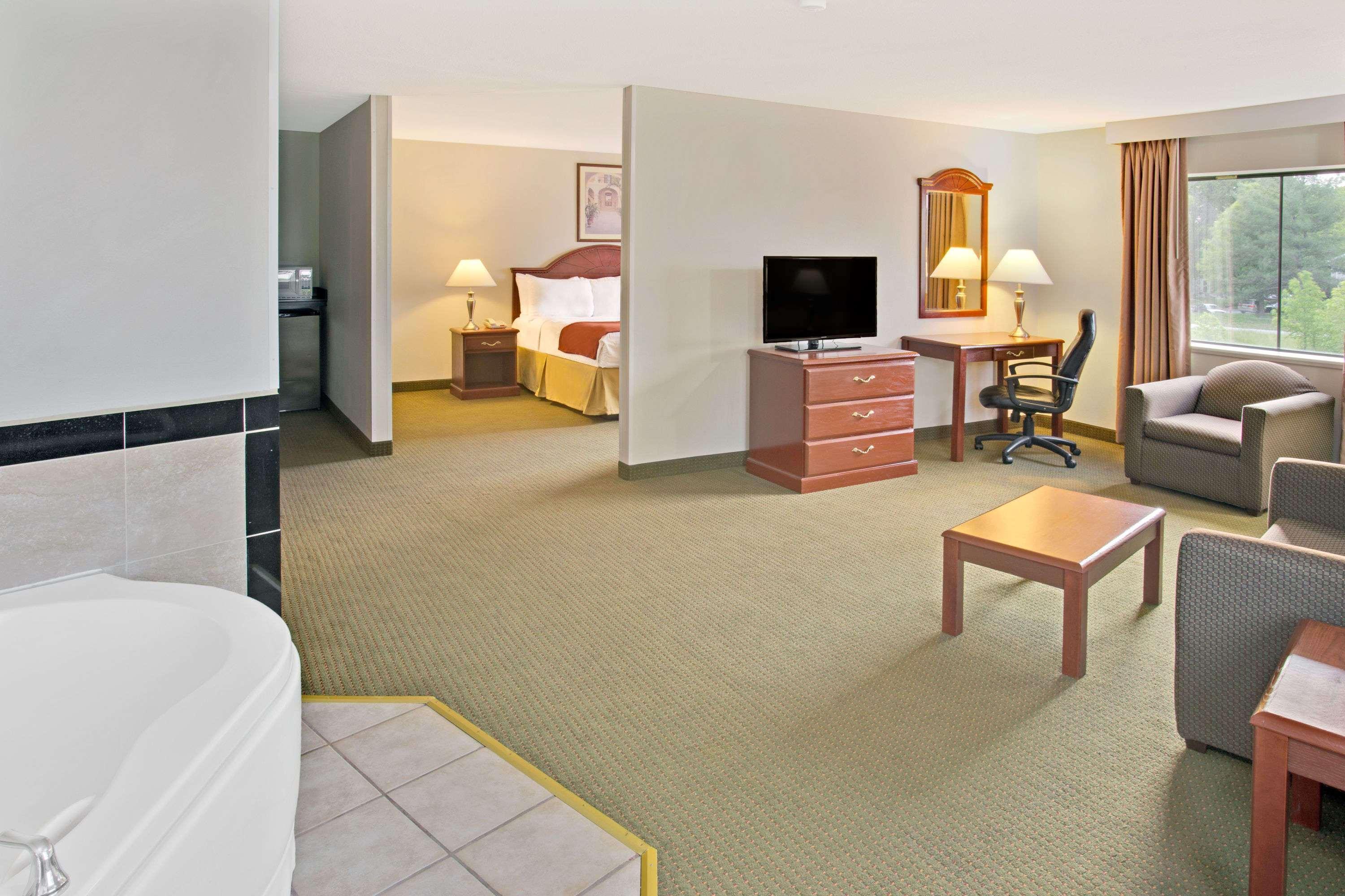 Days Inn & Suites By Wyndham Laurel Near Fort Meade Екстер'єр фото