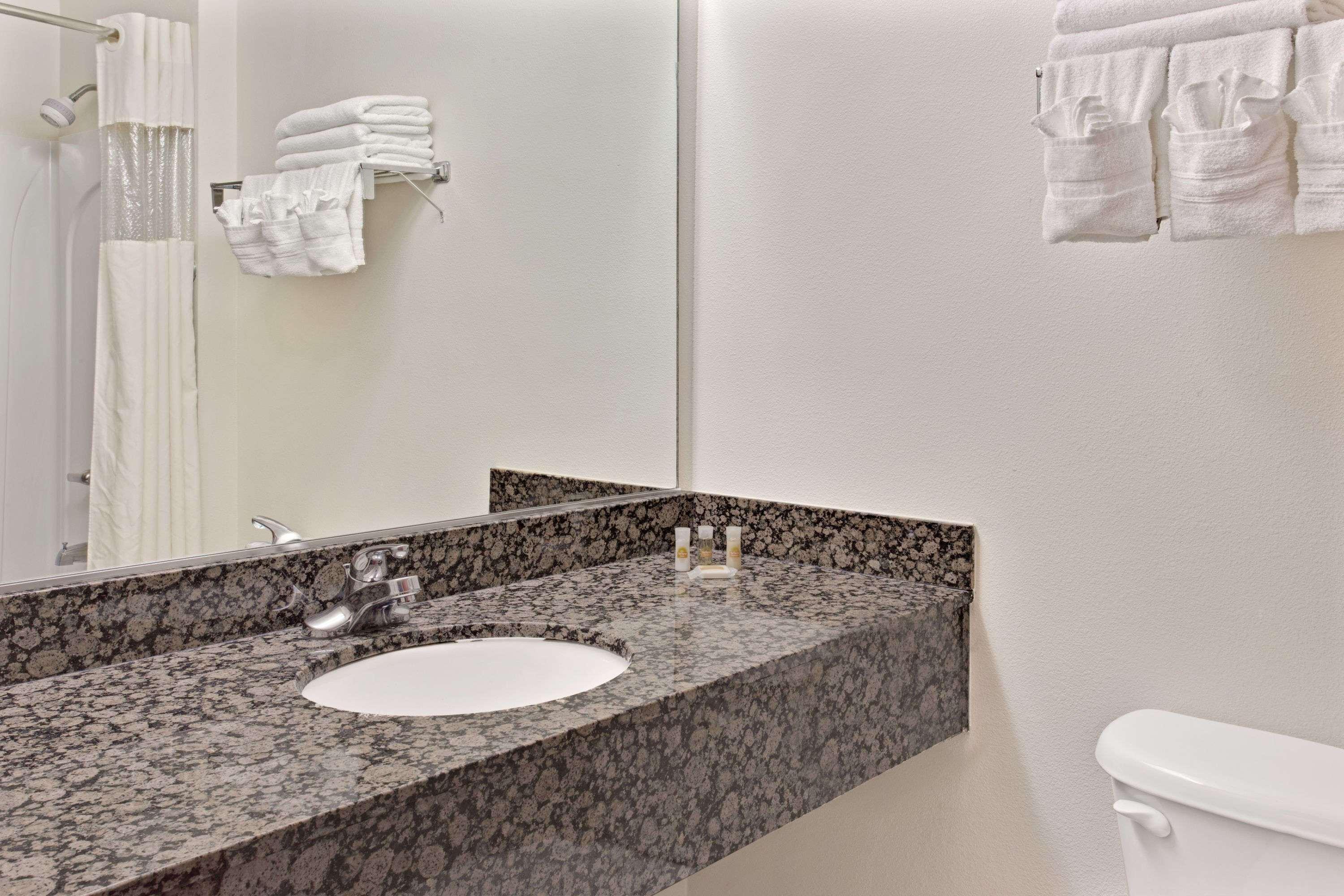 Days Inn & Suites By Wyndham Laurel Near Fort Meade Екстер'єр фото