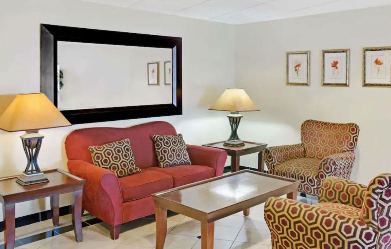 Days Inn & Suites By Wyndham Laurel Near Fort Meade Екстер'єр фото